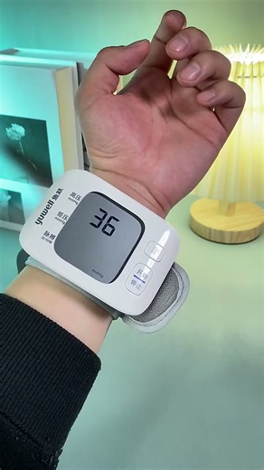 鱼跃手腕式电子血压计 设计方便操作简单 轻松可测量血压1