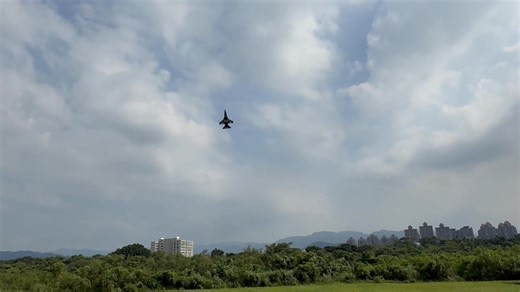 There is no other F-16 that we know of which can fly like this….the FTL Innovation F-16 with thrust vector is the extreme flier….fly it scale or fly it like a adrenaline junkie….it stays rock solid both ways….here flying with a KingTech 235 today…..just simply sizzling…. #rcjet #rcjets #rcplane #rcpilot #rcflying #f16 | HangarDubai