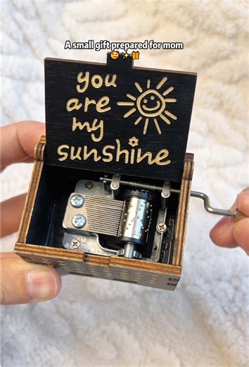You are my sunny letter-pattern music box, a hand-cranked wooden retro laser-engraved music box.#musicalbox #giftsformom #giftformom #momgift #giftideas