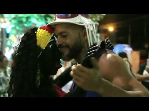 KAROLINA BONECA DANÇANDO NA VILA DE PORTO DE GALINHAS