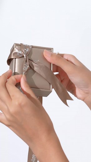 Because elegance is always in style. Discover the pearl drop set that defines refined beauty. | Pearly Lustre