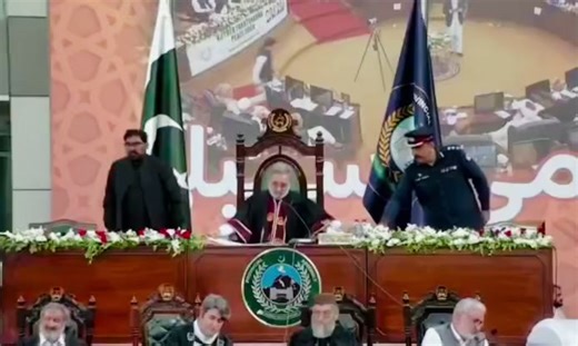 *صوبائی اسمبلی سے اہم قرارداد منظور* ایم پی اے و ڈیڈک چیئرمین شاہ تراب خان نے عمران خان کرکٹ سٹیڈیم میں منعقدہ اہم اجلاس کے موقع پر ہائی کورٹ کے ججوں کے تبادلوں سے متعلق اہم قرارداد پیش کی، جسے صوبائی اسمبلی نے منظور کر لیا۔ قرارداد میں مطالبہ کیا گیا ہے کہ خصوصاً اسلام آباد ہائیکورٹ کے ججوں کے تبادلے آئین کے آرٹیکل 200 کے تحت کیے جائیں۔ یہ اقدام عدلیہ کی خودمختاری، آئین کی بالادستی اور شفاف نظام کے قیام کی جانب ایک اہم پیش رفت قرار دیا جا رہا ہے۔ اس اہم اجلاس میں وزیر اعلیٰ سہیل آفریدی، صوبائی 