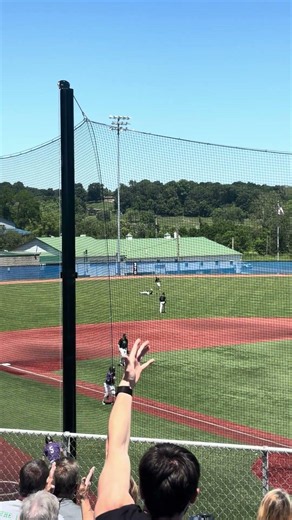 ‼️ Huntington's Junior McDonald makes an acrobatic catch to end the 3rd and keep the game close 👀‼️