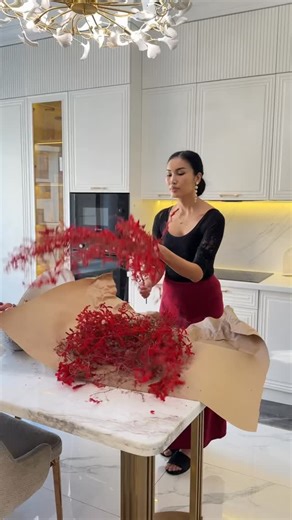 Zhadyra Akhmetova on Instagram: "(RU)(EN)👇Бүгін менде анар күні дайындағанның бәрі тек анардан ❤️ Үйге әдемі декор жасадым, анар қосылған шоколад дайындадым дәмі өте ерекше 🥹 Ал ең бастысы анар шырыны, үнемі сүйектерімен бірге дайындаймын себебі барлық пайдалы қасиеттері сақталады Сегодня у меня день граната, все приготовлено исключительно из него ❤️ Собрала очень красивый декор для дома, приготовила шоколад с гранатом, вкус получился очень интересный 🥹 А еще гранатовый сок, всегда его делаю 