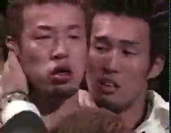 K-1史上最悪の反則⚠️2003年 K-1 第6試合武蔵 vs モンターニャ・シウバ反則マウントパンチで武蔵の顔を殴る💥さらに審判をなぎ倒し、もう一度殴打•シウバは無期限出場停止処分•後に武蔵が再戦要求→Japan GPにて武蔵が勝利‼️武蔵は激怒していたが、最後は冷静になり観客にお辞儀している