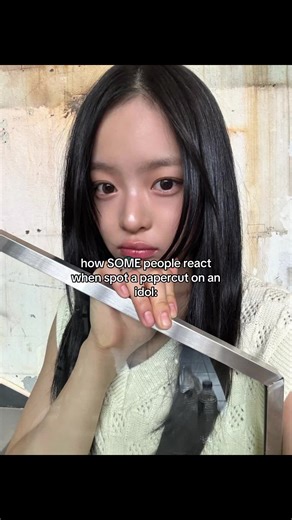 Hanni's Papercut Reaction: A K-pop Moment
