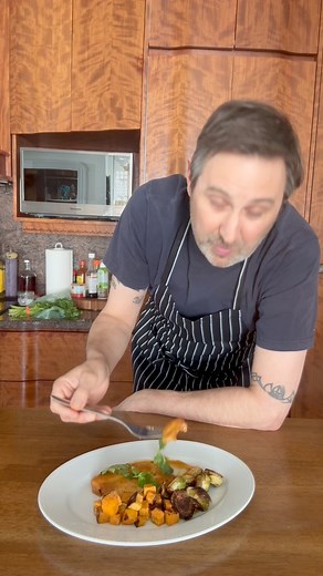 Du poisson poché dans le lait de coco; cette recette est aussi bonne qu’elle est facile à réaliser. Ça se fait avec n’importe quel poisson à chair blanche, alors opter pour celui qui est en « spécial » à l’épicerie 🐟 | Bob le Chef