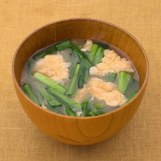 ほっとする味♪ ニラと卵の味噌汁のレシピ動画・作り方 | デリッシュキッチン