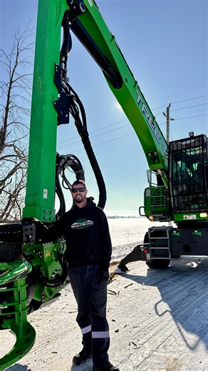 🔥 Meet the newest beast in the Tree Tech fleet, the Sennebogen 718. We have run one for seven years, so we brought home a brand new one to keep raising the bar. 💪🌲This machine reaches out, grabs the tree, cuts it, and sets it down exactly where we want it. No sketchy cuts, just safe, controlled removals from the cab. 🚜✂️ Pat runs it like he built it, and with this kind of tech, we can take on bigger, tougher jobs while keeping our crew safely on the ground. 👷‍♂️🦺 Tree Tech brings the tech,