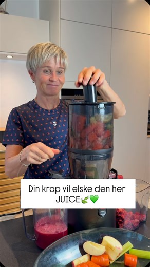 Mia Sørensen | Kostvejleder, Biopat, Mindset- og Løbecoach on Instagram: "➡️ Min favorit JUICE som du skal prøve💚👇 Jeg får ca. 1,3 l af opskriften: 🍃4-6 gulerødder 🍃1 rødbede 🍃2 æbler 🍃2 appelsiner 🍃1 squash 🍃2 blegselleri 🍃2 lime 🍃1 citron 🍃5 cm ingefær Tilsæt lidt god kvalitetsolie inden du drikker din juice for at øge optageligheden af mikronæringsstofferne💚 💫Jeg er simpelthen så glad for min slowjuicer fra @highonlife_bymadsbo. Den er både flot i køkkenet og helt fantastisk til 