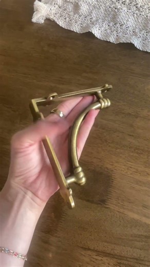 Up Close With These Stylish Shelf Brackets ✨ #vintage #brackets #floatingshelves #homedecor