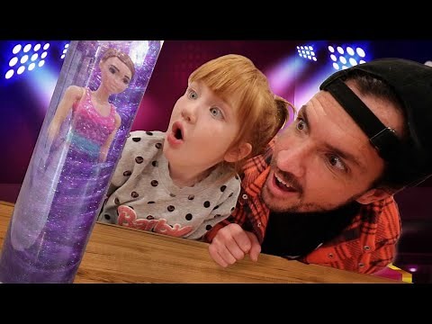 BARBiE MUSiC MAKEOVER!! Family Dance Party and Color Reveal Game! new magic surprise presents