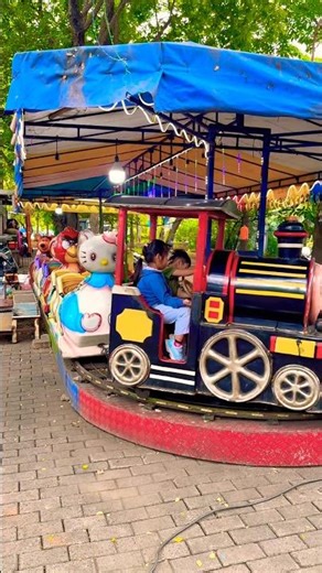 Kakak dan adik duduk di kursi masinis kereta thomas dan kawan kawan berputar seru #cocomelon #fyp