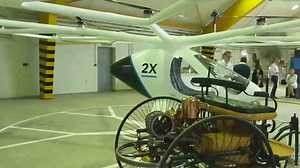 5.5K views · 28 reactions | Benz Patent-Motorwagen Nummer 11 trifft Volocopter. Schräg, gehört aber zusammen. Irgendwie. Weil: Im Volocopter steckt Daimler-Geld, der Motorwagen legte den Grundstein für den ganzen Konzern. Fliegen soll die autonome XXL-Elektrodrohne im Serienbetrieb voraussichtlich erstmals in Dubai. | auto motor und sport | Facebook