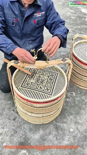 Marteler la poignée : Graver la tradition dans un panier en bambou