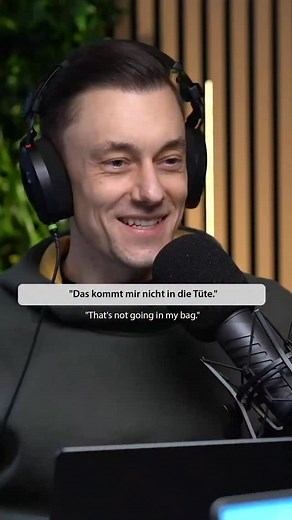 Cari und Manuel erklären in der neuen Podcast-Episode, was es heißt, wenn man sagt: „Das kommt mir nicht in die Tüte.“ 😲💬 Kurz gesagt: Es bedeutet, dass etwas für einen einfach inakzeptabel ist. 🎙️ Die ganze Folge hört ihr im Easy German Podcast → auf easygerman.fm und in allen Podcast-Apps. #easygermanpodcast #easygerman #deutschlernen | Easy German
