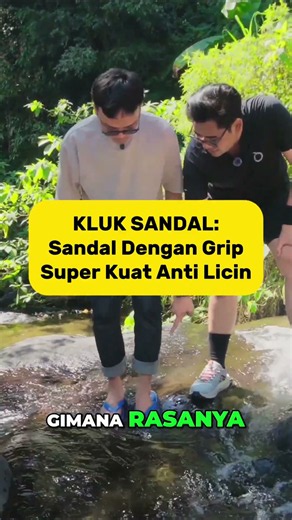 Sendal lokal ini gripnya bikin jalan di air jadi anti licin!!!