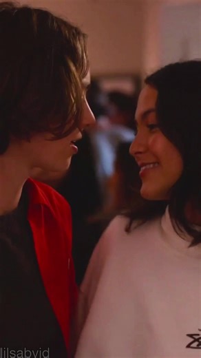 CAZZIE and IZZIE's Atypical Kiss Scene!