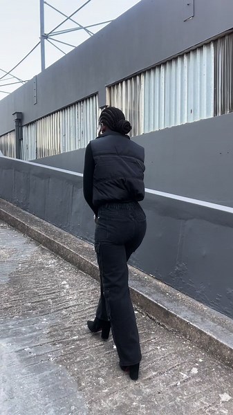 Stylish Urban Outfit Walk: Black Fashion Inspiration