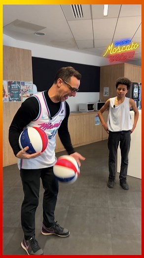 🤣 Notre Pierrot qui prend des cours de skills basket avec les Harlem Globe Trotters. 🏀 A deux doigts de rejoindre la troupe le type. | Moscato Show RMC