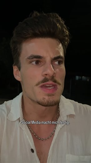 Lukas Feeken | watch my daily stories! on Instagram: "Es ist ein Fluch 😅 Bis vor 3-4 Wochen war ich komplett offline. Für ein halbes Jahr lang. Und es war GEIL. Ich hatte dann wieder das Calling, hier was zu machen. Habe seitdem auch super viele Testreels hochgeladen (werden an neue Audiences ausgespielt, habt ihr also nichts von gesehen). Das Kreieren war auch ganz nett, aber immer wieder habe ich mich im Sog des Konsums verloren. Und das frustriert. Musste heute Mal raus, der Frust. Vielleich