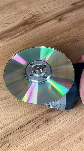 Entice Studio on Instagram: "Turn an old CD into a sanding disc 💿 #sanding #cddisc #trick"