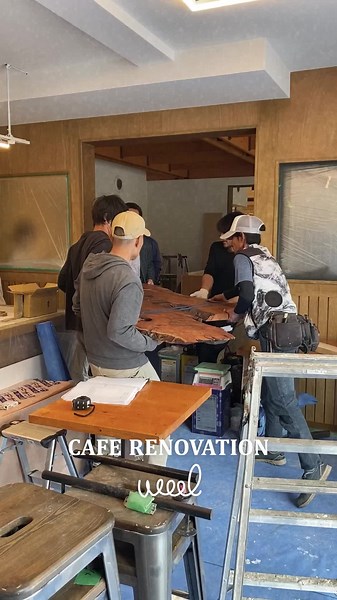 居抜き店舗のリノベーション とても重い一枚板の搬入風景 変形なので現場で実物見ながら角度など細かく決めていきます⚪︎ #カフェデザイン #ショップデザイン #リノベ #居抜き #beforeandafter #wooldesignroom#インテリア#インテリアデザイナー #インテリアデザイン #店舗設計 #店舗デザイン #内装デザイン#飲食店デザイン #空間デザイン #デザイン事務所 #interior#interiordesign