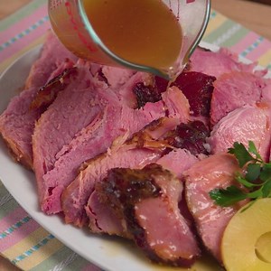 It wouldn't be Easter Dinner without the ham. This year, simplify your Easter Ham with our slow cooker ham recipe. Full recipe: http://ow.ly/zino30iSOK1 Pin it for later: https://www.pinterest.com/pin/494199759098412264/ | Price Chopper