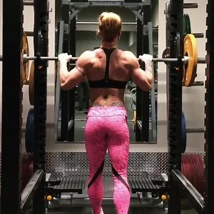 Weekly comparison .... same lighting time of day, etc., so consequently the similar clip! Of course more awesome clothes by @befitapparel --- O-M-G you NEED to see the new stuff she'll have for the Arnold! I will be stocking up! 😁☺️❤️❤🍑🍑😇😇 #zoalinseyifbbpro #monterey #6weeksout #asf2017 #befitapparel #custombuilt @suitsbyamy @befitapparel @custombuilttraining | Zoa Linsey IFBB Pro