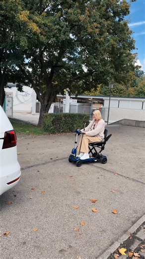 🔥 Nie wieder den Rollstuhl mühsam ins Auto heben! 🔥Wer das kennt, weiß, wie anstrengend jeder Handgriff sein kann.Aber damit ist jetzt Schluss! 💪Der Rausch Technik LADEBOY macht das Verladen deines Rollstuhls in den Kofferraum so einfach wie nie zuvor – auf Knopfdruck, sicher und ohne Kraftaufwand. 🙌Egal ob faltbarer Rollstuhl, E-Rollstuhl mit e-fix oder e-motion, oder sogar ungefaltet im Van – der LADEBOY passt sich dir, deinem Fahrzeug und deinem Alltag an.Perfekt für alle, die mehr Freihe
