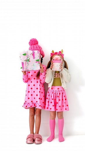 Packing up the cutest Christmas order today and my heart is seriously melting 😭🎁✨ From sparkly hair glitter to the sweetest holiday headbands… I can’t believe these are headed to their new home! 🎀Thank you SO much for shopping small, supporting handmade, and choosing Evie Pearl for your girlie’s holiday magic. 🎄Every order = a mama doing a happy dance in her studio. 🎅🏽Keep ‘em coming: Santa’s workshop is OPEN! #packanorderwithme #smallshoplove #christmasbows #handmadehairbows #girlyaccesso