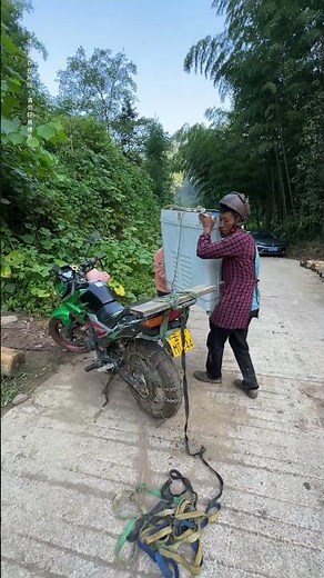 A kind young man helped a beautiful woman carry her washing machine up the mountain!