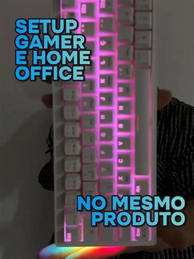 Teclado Gamer Mecânico 60% (63 teclas) Hot-Swappable Sem Fio RGB – PEINING Teclado compacto “de respeito” pro setup gamer e pra quem precisa de espaço na mesa. Conecta Bluetooth 5.0 ou 2.4G (sem atraso chato), tem RGB pra dar aquele visual e o melhor: hot-swappable — trocou o switch, mudou a pegada, sem dor de cabeça. • 60% / 63 teclas → compacto, perfeito pra FPS e mesa pequena (Switch Red) • Sem fio 2 modos (BT 5.0 2.4G) → usa no PC, notebook e mais • Hot-swappable → personalização fácil (troc