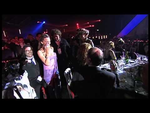 Kylie Minogue wins International Female Award presented by Russell Crowe | BRIT Awards 2002