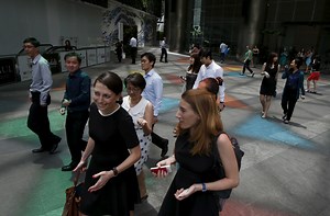 Office flirting cuts stress, makes co-worker feel powerful