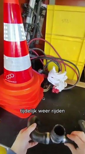 Een scheurtje in een slag. Gevolg; koelvloeistof lekkage, oververhitte motor… #wegenwacht