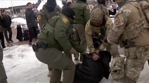 Feds, protesters clash at Whipple Building in Mpls