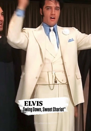 Elvis Presley - „Swing Down, Sweet Chariot“ (1968/69) This scene is special in a way since it presents Elvis on stage accompanied by real musicians. Only very few of his movie performances featured real musicians. In fact the last one to do so was „Viva Las Vegas“ five years earlier. And you’d have to go back seven years more to see him perform with Scotty Moore, Bill Black, DJ Fontana and The Jordanaires in 1957’s „Loving You“ and „Jailhouse Rock“ respectively. In „Trouble With Girls“ it’s The