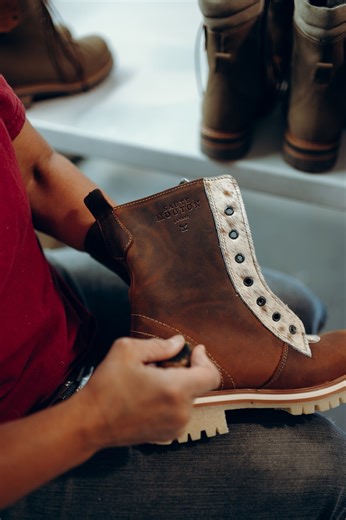 25 ans de savoir-faire québécois dans chaque paire de bottes. 🐑 Depuis 1998, les bottes Saute-Mouton sont fabriquées ici, à la main et avec passion, par nos artisans locaux. Un pari audacieux dans un marché dominé par l’importation. | Chaussures Saute-Mouton