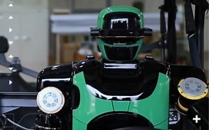 都在讲无人驾驶，如果用机器人驾驶会有什么样的效果出来呢？