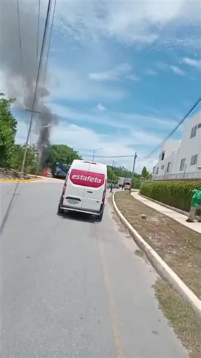 Accidente automovilístico en Cancún con vehículo en llamas
