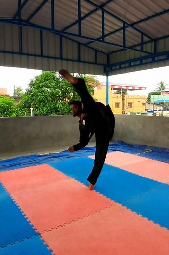 HOOK KICK TUTORIAL FOR BEGINNERS | LEARN SPINNING HOOK KICK