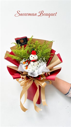 Florist Jakarta, Florist Tangerang, Hampers Lebaran Idul Fitri on Instagram: "Snowman bouquet for Christmas ☃️🌸 — ☎️Contact us: +62-819-0550-3429 — #wrappingtutorial #flowertutorial #diyflower #flowerbouquet #floristindonesia #tutorial #christmas #snowman #florist #christmasflower #christmasbouquet #snowmanbouquet"