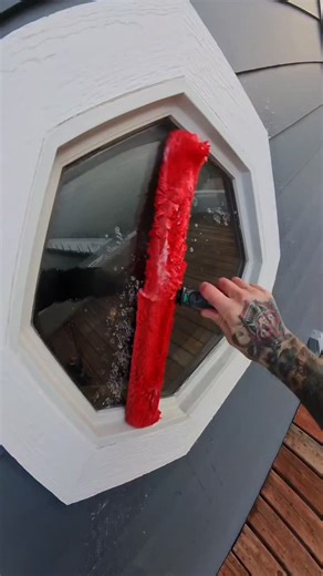 Luke The Window Cleaner on Instagram: "Satisfying Hexagonal Window Cleaning #windowcleaning #windowwashing #oddlysatisfying #satisfying"