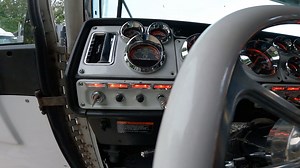 ⚠️Arreglamos luces del tablero⚠️el problema eterno de los #freightliner #fld120 y #classicxl Aquí está el link para comprar el kit: https://americantruckingleague.com/collections/truck-parts-accesories/products/led-emblems-dash-kit-freightliner-classic-and-fld120 | Fld life