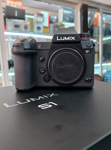 PANASONIC S1 BODY 4 HIGHPOWER BATTERIES 1 YEAR WARRANTY 147,000KSH Highlights 24.1MP BSI CMOS Sensor Open Gate 6K 30p Video Recording Internal 4:2:2 10-bit Recording Photo Styles and Real Time LUT Blackout-Free OLED Live Viewfinder 3