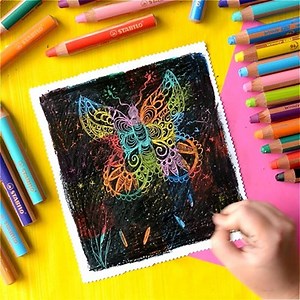Have you ever made a colorful card with your children using a scratch technique? The STABILO woody 3 in 1 is perfect for this easy and fun technique 😍. Just 3 steps are enough to get a nice result: 1. Draw several colored blocks on a sheet of paper. 2. Cover it evenly with the black woody 3 in 1. 3. Now scratch off the dark layer with a small pointed object (e.g. with a toothpick) - the bright colors underneath appear as if by magic! Nice, isn't it? Have fun with it 😉🌈! | STABILO