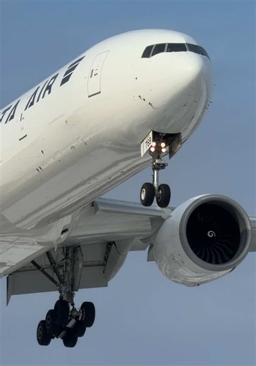 Kalitta 777-300F Overhead Landing at Louisville Airport