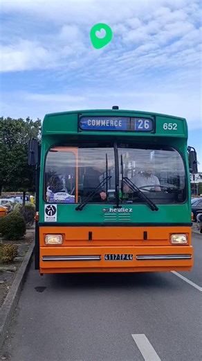 Petit voyage dans le temps avec ce vieux bus nantais ⌛🚍 La semaine dernière, lors de La Traversée de Nantes, on a pu observer ce bus de la Semitan qui a été mis en service en 1981. T'imagine, ça fait déjà plus de 40 ans... Ils ont bien changé depuis 😯 Ce bus, un modèle Heuliez O305, fait partie de la collection de l'association Omnibus Nantes. | Big City