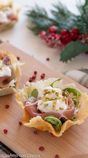 1M views · 9.1K reactions | ✨ atipasto semplice ma super raffinato!! A Natale non possono mancare i cestini di grana  salva il post per avere il tutorial sempre con te ☺️ Ingredienti 300 g parmigiano grattugiato 150 g stracciatella 250 g prosciutto crudo 50 g rucola #natale #foodvibes #yummy #foodlover #cuciniamoconchicca | CuciniAmo con Chicca | Facebook